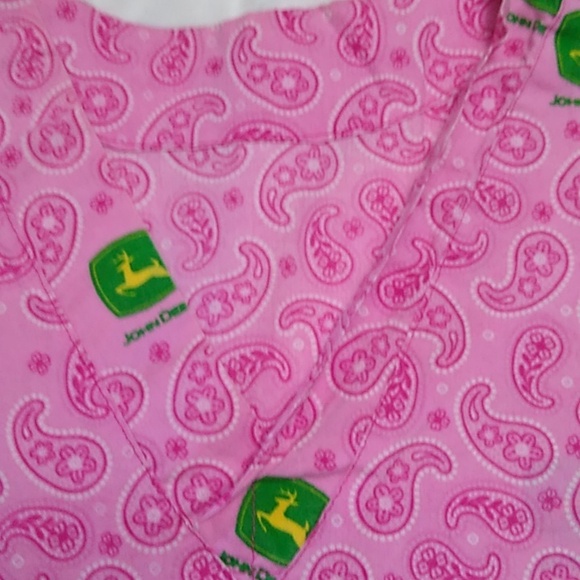 🩷 Scrub Top 🚜John Deere 💚 Size Medium - Large - Picture 3 of 8